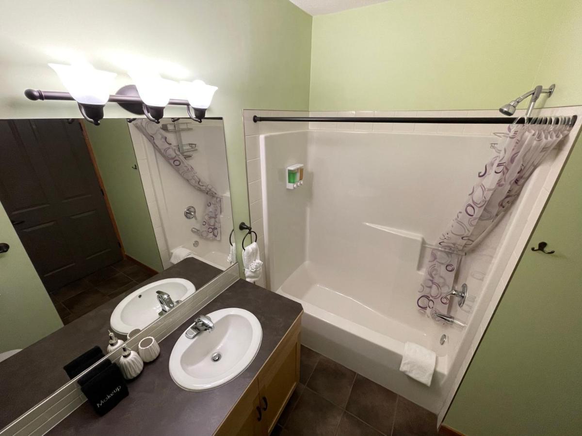 Renovated Condo, 2Br, 2Ba, Heated Pool, 3 Hot Tubs, Pets Welcome! キャンモア エクステリア 写真