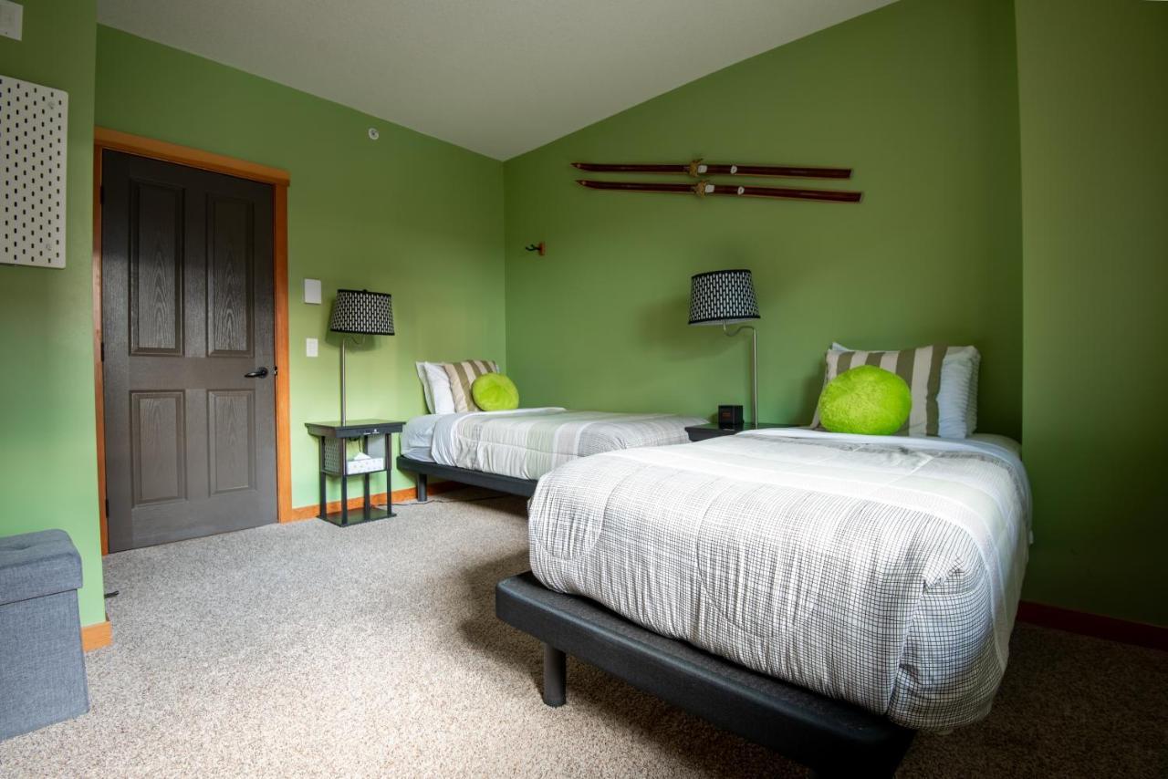 Renovated Condo, 2Br, 2Ba, Heated Pool, 3 Hot Tubs, Pets Welcome! キャンモア エクステリア 写真