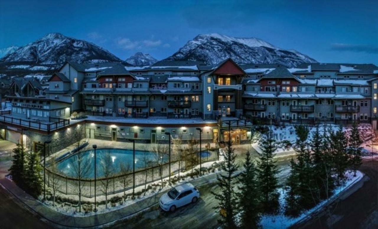 Renovated Condo, 2Br, 2Ba, Heated Pool, 3 Hot Tubs, Pets Welcome! キャンモア エクステリア 写真